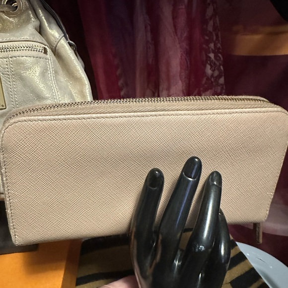 Prada long wallet in excellent condition. Beautiful blush color. - Picture 7 of 7